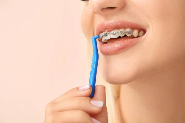 Jovem Com Aparelho Dentário Escova Dentes Sobre Fundo Cor — Fotografia de Stock