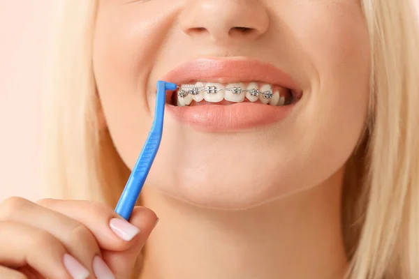 Young Woman Dental Braces Toothbrush Color Background — Stock Photo, Image