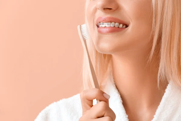 Jovem Com Aparelho Dentário Escova Dentes Madeira Sobre Fundo Cor — Fotografia de Stock