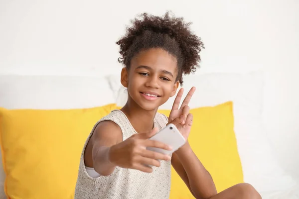 Felice Adolescente Afro Americano Ragazza Prendendo Selfie Casa — Foto Stock