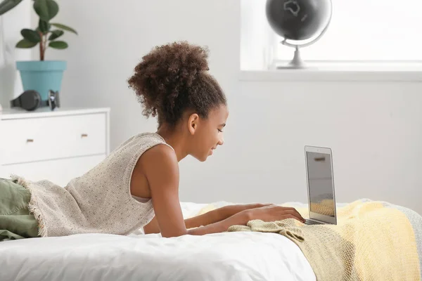 Teenage African American Girl Laptop Home — Stock Photo, Image