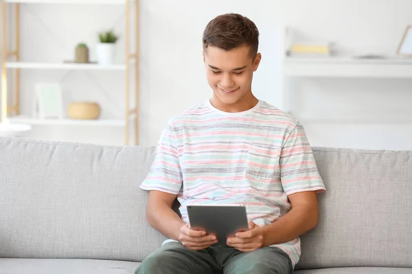 Tiener Jongen Met Tablet Computer Thuis — Stockfoto