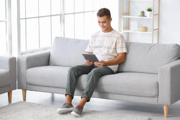 Adolescente Com Computador Tablet Casa — Fotografia de Stock