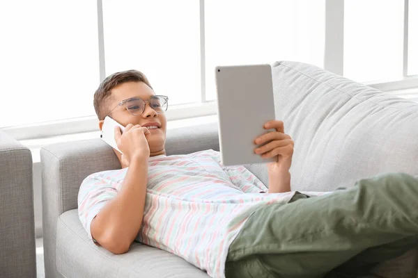 태블릿 컴퓨터를 가지고 집에서 전화로 통화하는 — 스톡 사진