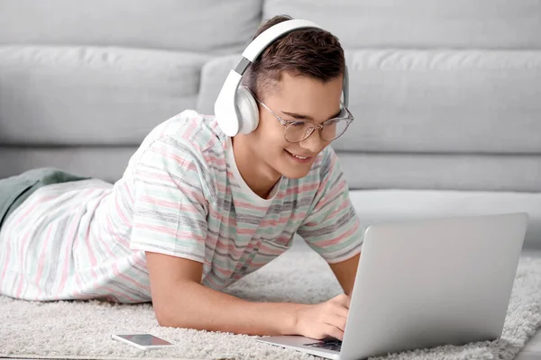 Teenage Boy Headphones Laptop Home — Stock Photo, Image