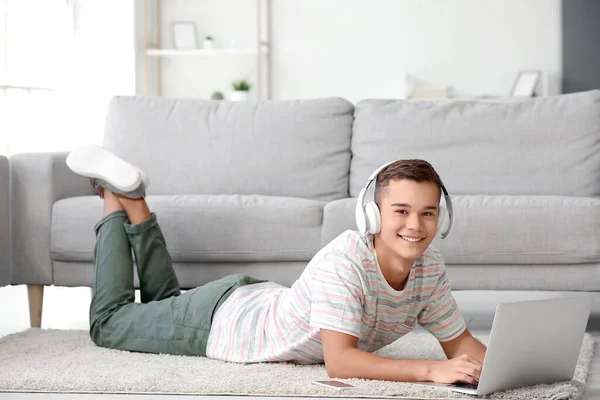 Teenage Boy Headphones Laptop Home — Stock Photo, Image