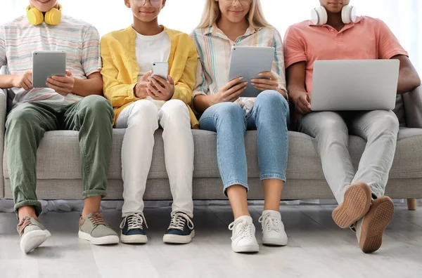 Adolescentes Con Diferentes Dispositivos Casa — Foto de Stock