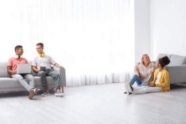 Evde farklı cihazları olan gençler