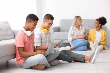 Evde farklı cihazları olan gençler