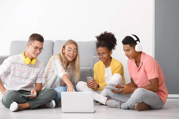 Adolescentes Con Diferentes Dispositivos Casa — Foto de Stock