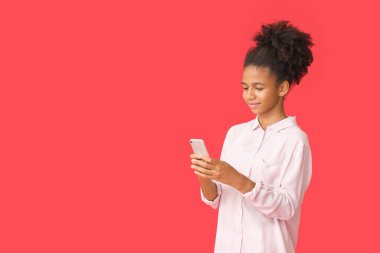 Renkli cep telefonlu Afro-Amerikalı bir kız.