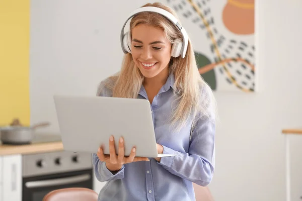 Teenager Mit Kopfhörer Und Laptop Hause — Stockfoto