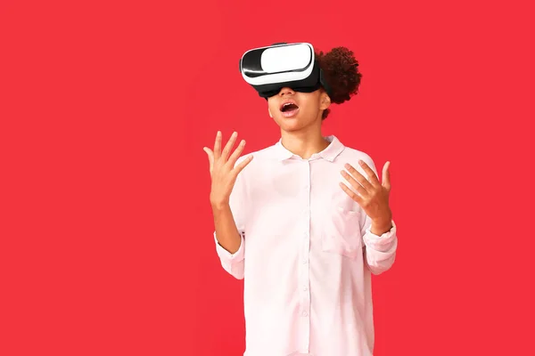 Teenager Afroamerikanische Mädchen Mit Virtual Reality Brille Auf Farbigem Hintergrund — Stockfoto