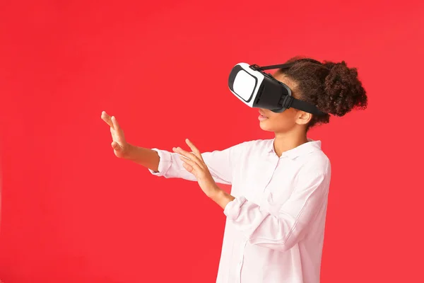 Teenager Afroamerikanische Mädchen Mit Virtual Reality Brille Auf Farbigem Hintergrund — Stockfoto