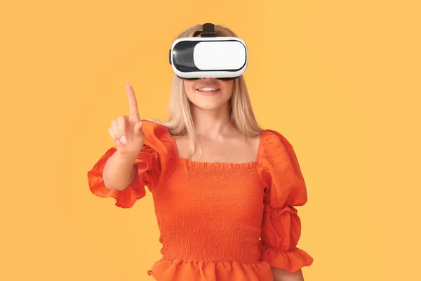 Teenage Lány Virtuális Valóság Szemüveg Színes Háttér — Stock Fotó