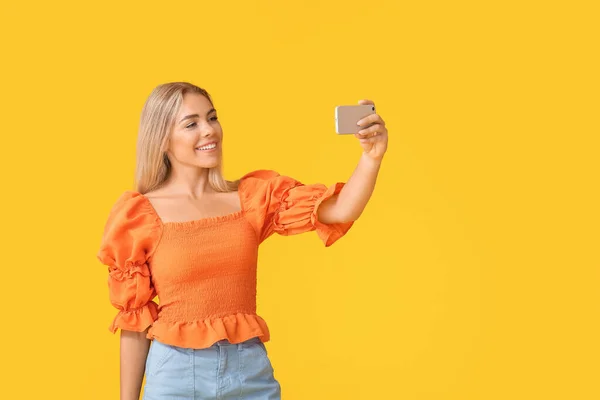 Tiener Meisje Het Nemen Van Selfie Kleur Achtergrond — Stockfoto