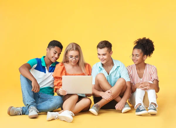 Adolescentes Con Portátil Moderno Fondo Color — Foto de Stock