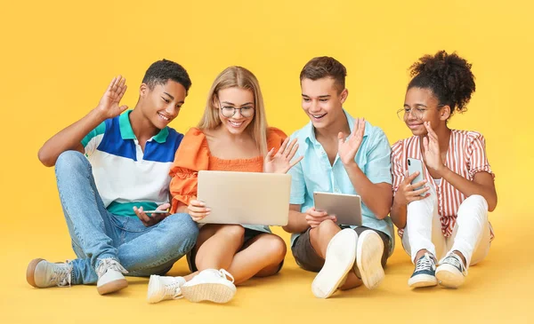 Adolescentes Con Diferentes Dispositivos Chat Vídeo Fondo Color — Foto de Stock