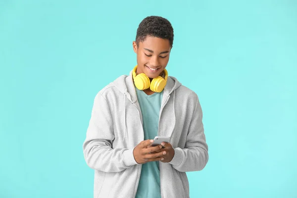 Teenage African American Boy Headphones Mobile Phone Color Background — Stock Photo, Image