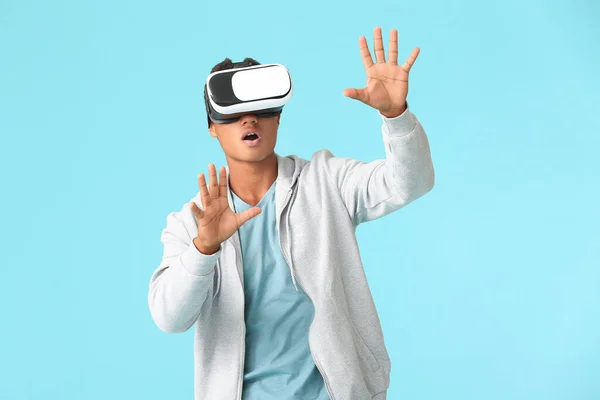 Teenager Afroamerikanischer Junge Mit Virtual Reality Brille Auf Farbigem Hintergrund — Stockfoto