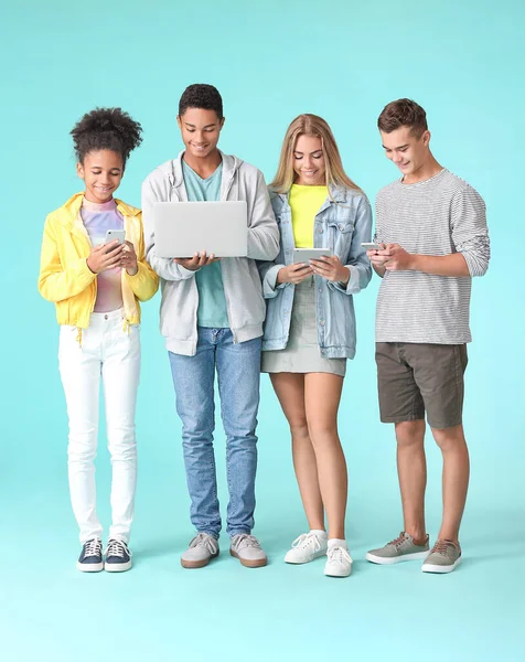 Tieners Met Verschillende Apparaten Kleur Achtergrond — Stockfoto