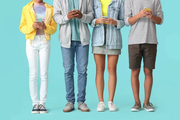 Подростки Современными Телефонами Цветном Фоне — стоковое фото