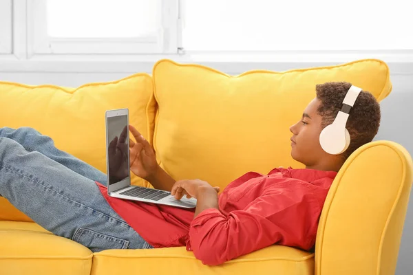 Tiener Afro Amerikaanse Jongen Met Hoofdtelefoon Laptop Thuis — Stockfoto