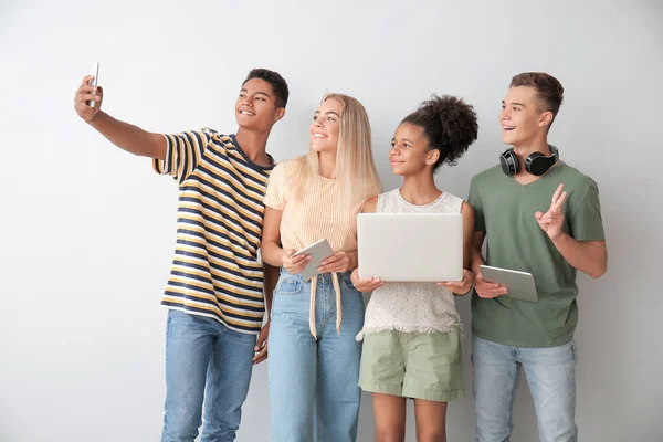 Teenagers Different Devices Taking Selfie Light Background — Stock Photo, Image
