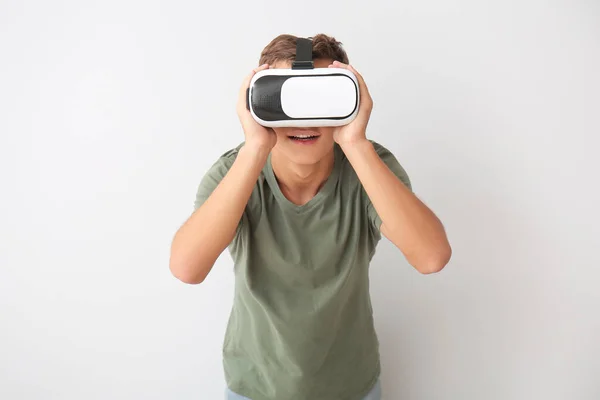 Ragazzo Adolescente Con Occhiali Realtà Virtuale Sfondo Chiaro — Foto Stock