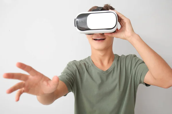 Teenager Mit Virtual Reality Brille Auf Hellem Hintergrund — Stockfoto