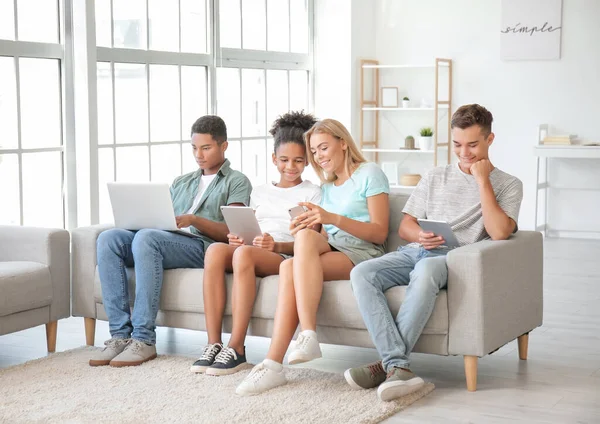 Tieners Met Verschillende Apparaten Thuis — Stockfoto