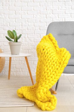 Koltuklu ve ekose kumaşlı modern bir oda.