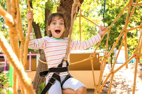 Mała Dziewczynka Wspinaczka Parku Przygód — Zdjęcie stockowe