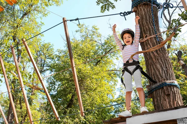 Menina Escalando Parque Aventura — Fotografia de Stock