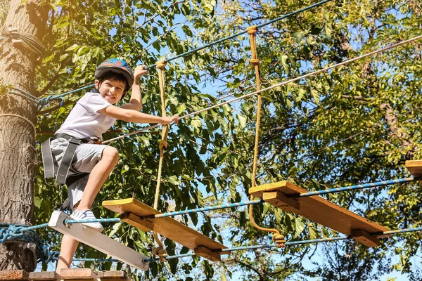 Menino Escalando Parque Aventura — Fotografia de Stock