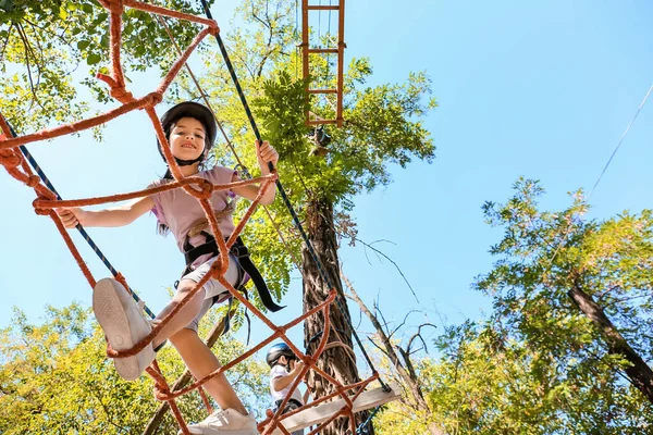 Menina Escalando Parque Aventura — Fotografia de Stock