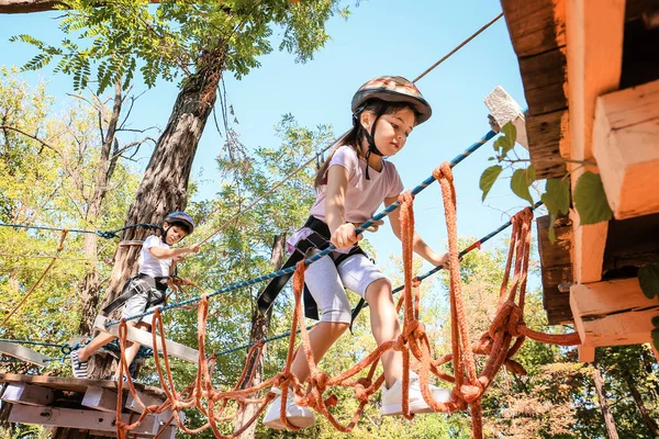 Crianças Escalando Parque Aventura — Fotografia de Stock