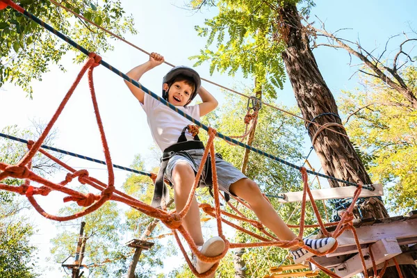 Menino Escalando Parque Aventura — Fotografia de Stock