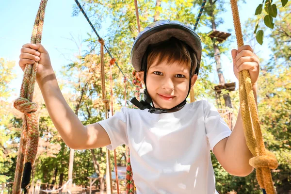 冒険公園に登る小さな男の子 — ストック写真