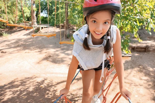 Menina Escalando Parque Aventura — Fotografia de Stock