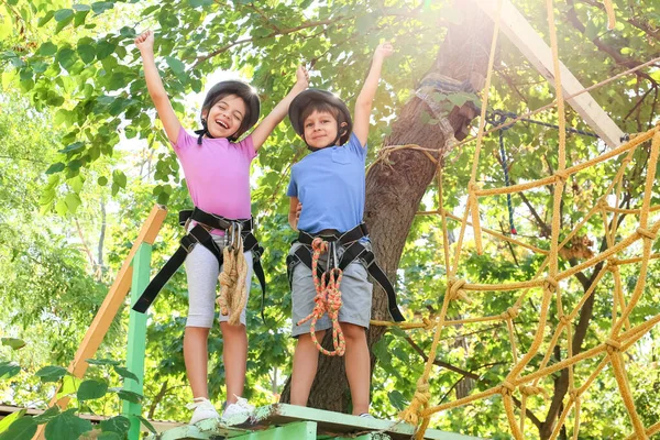 Crianças Felizes Escalando Parque Aventura — Fotografia de Stock