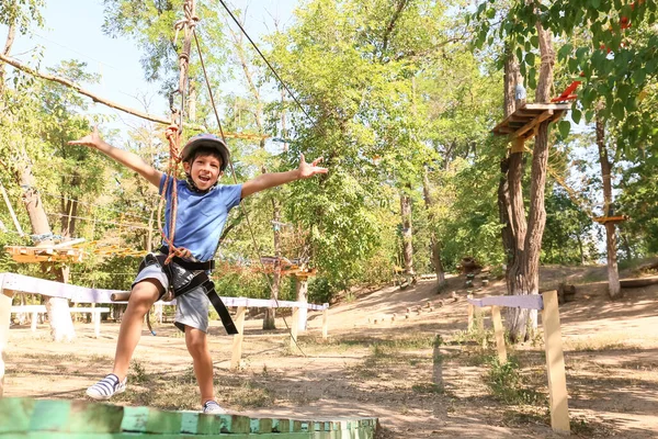 冒険公園に登る小さな男の子 — ストック写真