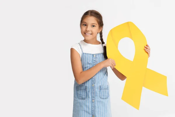 Маленька Дівчинка Золотою Стрічкою Світлому Фоні Концепція Обізнаності Про Рак — стокове фото