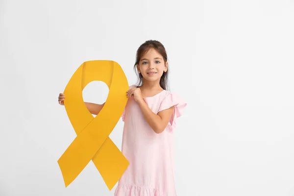 Menina Com Fita Dourada Fundo Claro Conceito Conscientização Câncer Infantil — Fotografia de Stock