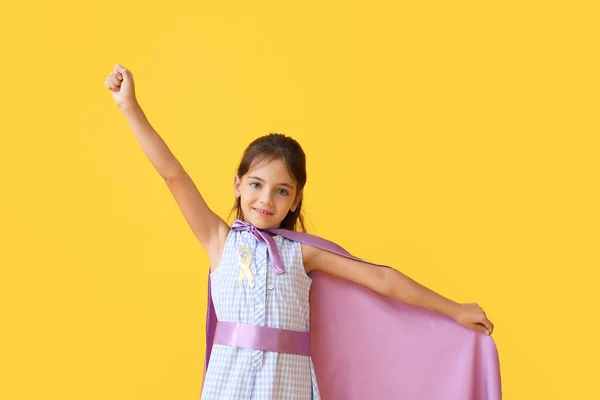 Niña Con Cinta Dorada Vistiendo Traje Superhéroe Sobre Fondo Color — Foto de Stock