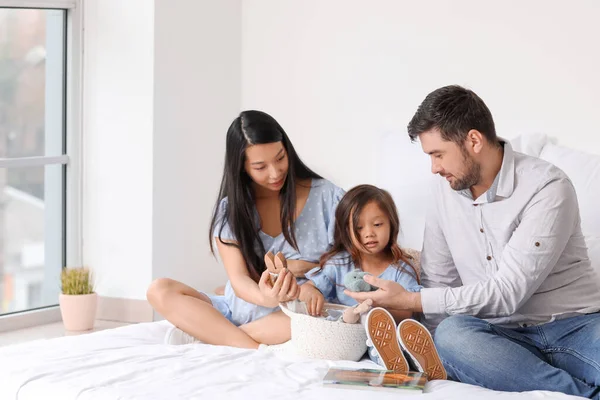 Zwangere Aziatische Vrouw Met Haar Familie Thuis — Stockfoto