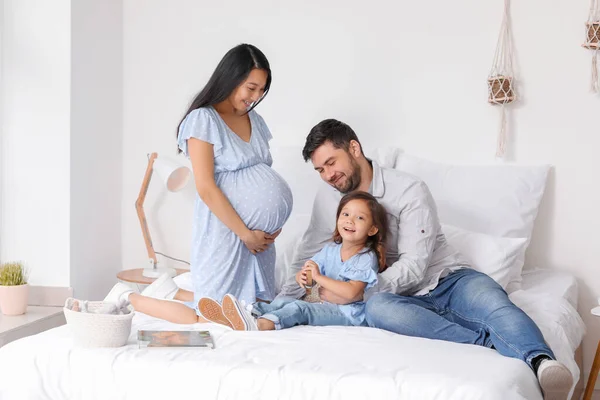 Gravid Asiatisk Kvinna Med Sin Familj Hemma — Stockfoto