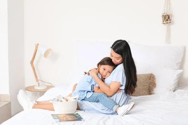 Mulher Asiática Grávida Com Sua Filha Casa — Fotografia de Stock