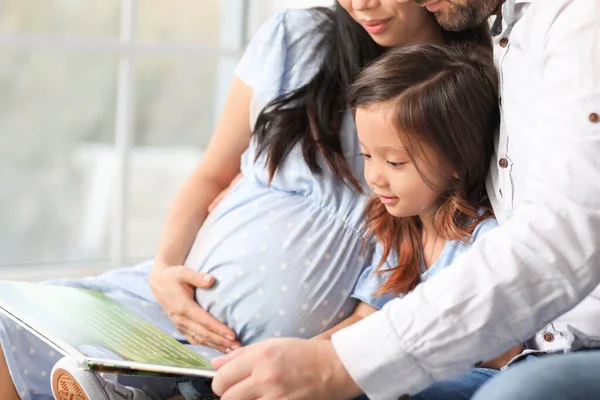 Gravid Asiatisk Kvinna Med Sin Familj Läser Bok Hemma — Stockfoto