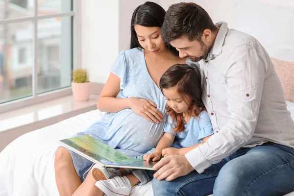 Pregnant Asian Woman Her Family Reading Book Home — Stock Photo, Image